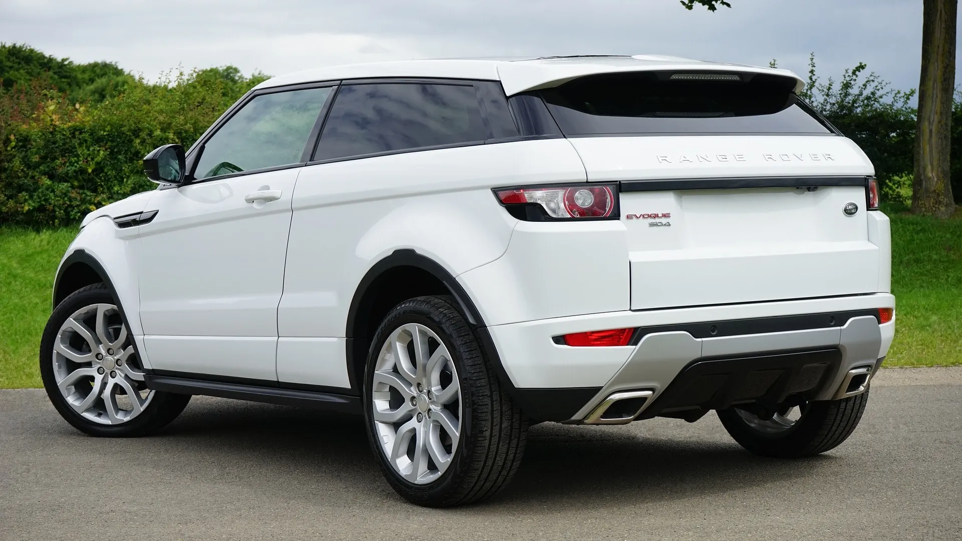 The Best Nairobi Car Hire Deal, Featuring the Class Luxury SUV - Range Rover Evoque