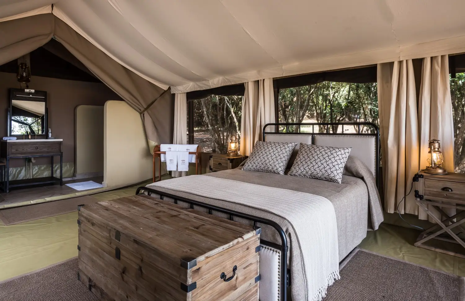 Kenya holidays all inclusive - Transport, meals and accommodation. Entim Mara’s luxury tented camp