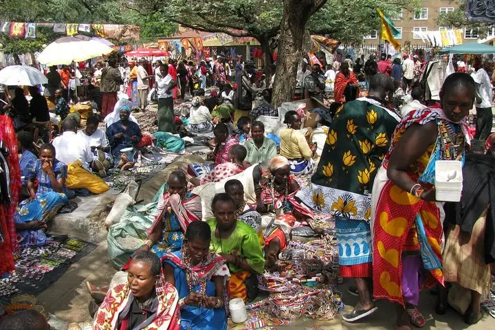 cheap kenya holidays - traders during a cultural tour to the Nairobi City market