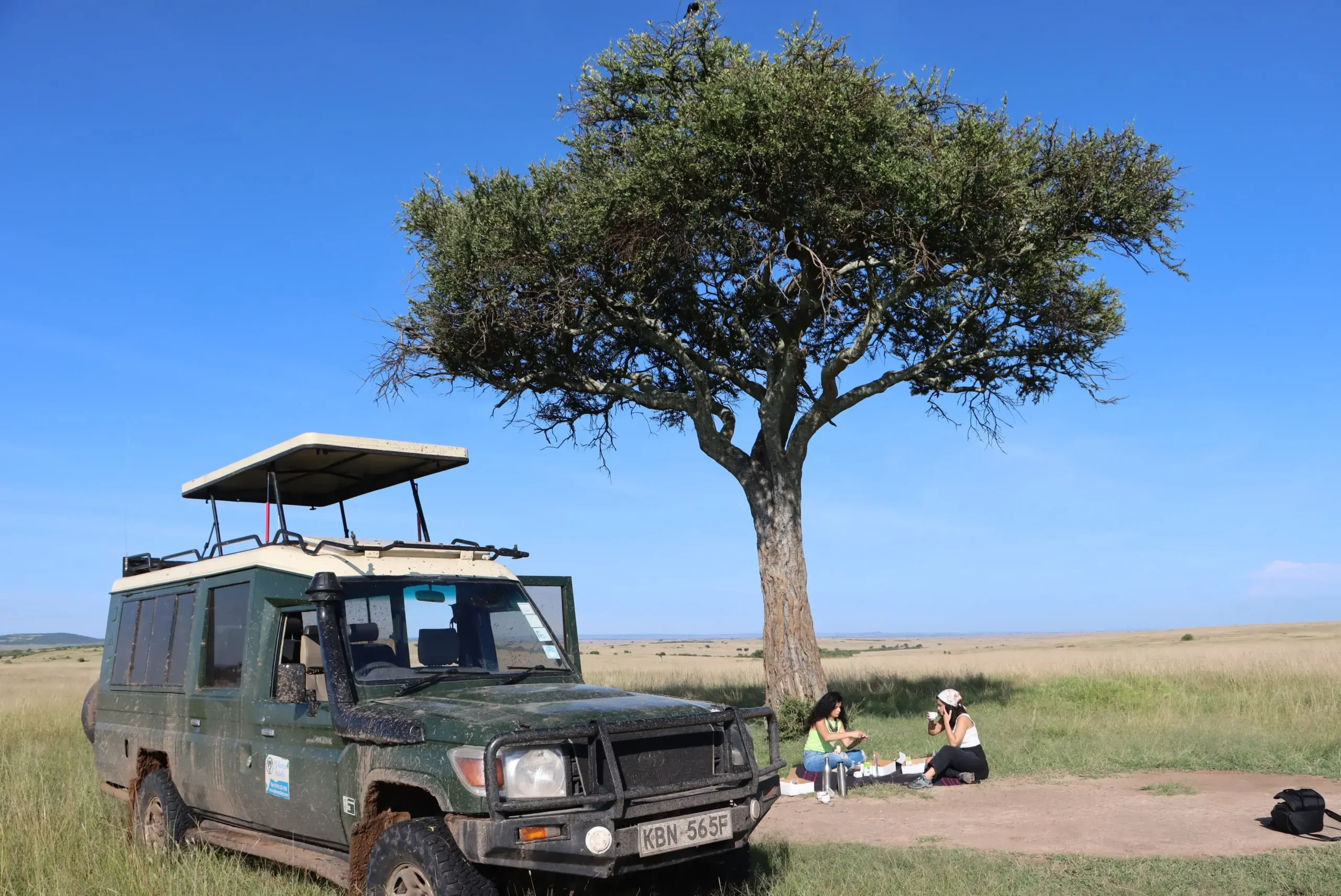 KenyaLuxurySafari.co.uk - Having Picnic Lunch